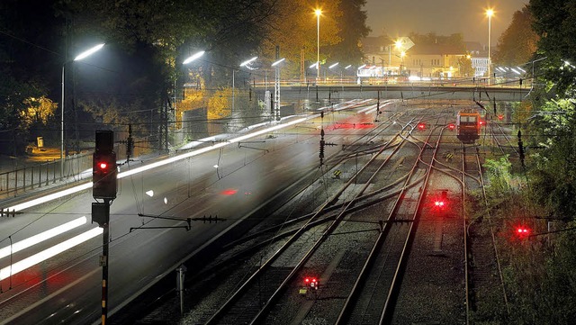 Wenn Gterzge nachts durch den Bahngr...ustzlich Druck auf die Bahn ausben.   | Foto: Peter Heck
