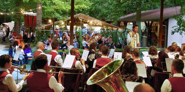 Stimmungsvolles Ambiente beim Waldfest...rem neuen Dirigenten Gottfried Deger.   | Foto: Roland Vitt