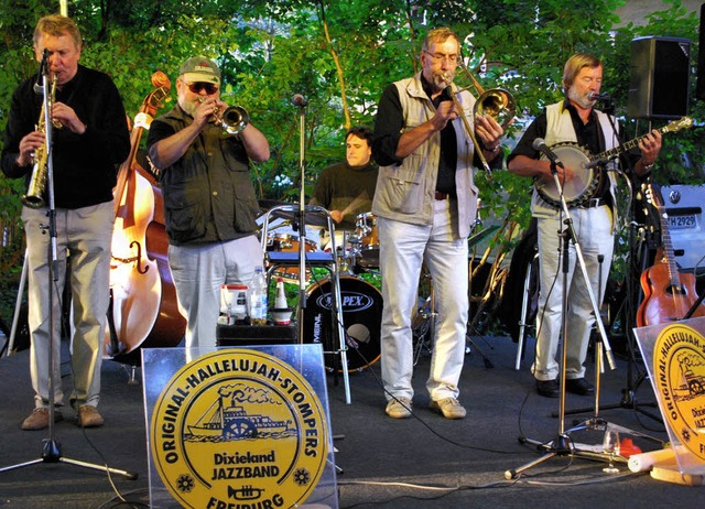 Die &#8222;Original Hallelujah Stomper...ten die Besucher mit schmissigem Jazz.  | Foto: benjamin bohn