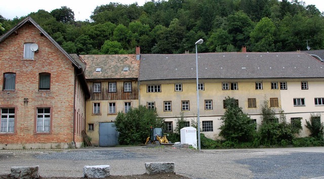 Die Stadt Todtnau kaufte jetzt die &#8... hinter dem Rathaus werden abgerissen.  | Foto: Karin Maier