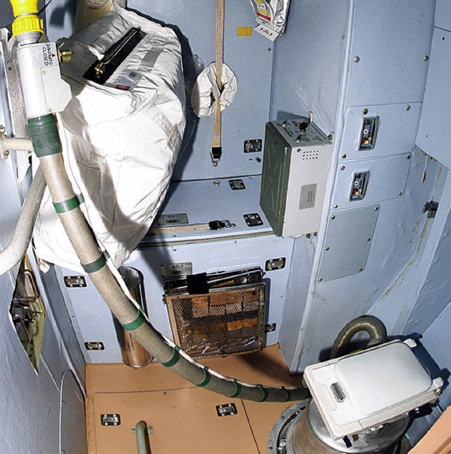 Ganz schn eng: Toilette auf der Raumstation ISS  | Foto: dpa
