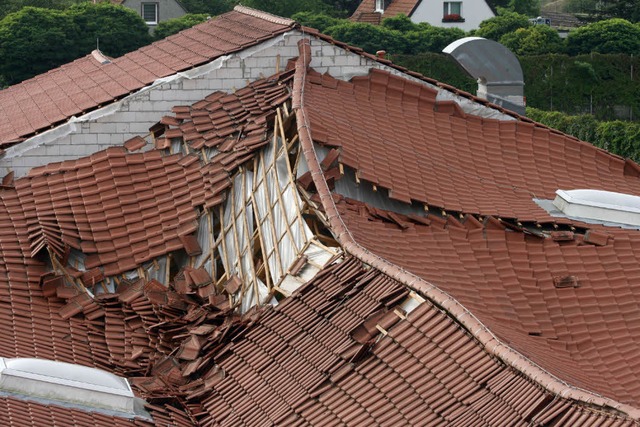 Lautlos sackte das Dach ab.  | Foto: dpa