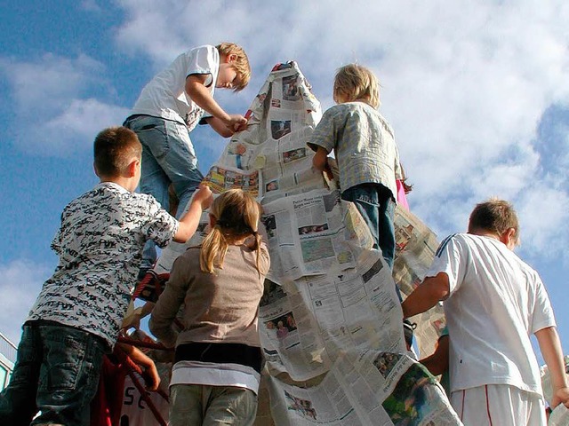Auch die Spitze der Kletterpyramide wurde mit Zeitungen verpackt.  | Foto: Privat