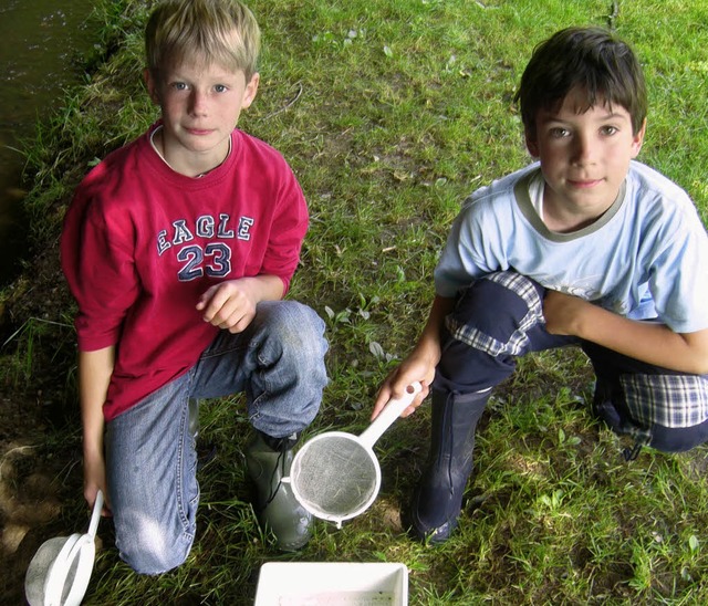 Was die beiden Jungs wohl aus dem Bach gefischt haben?   | Foto: Privat