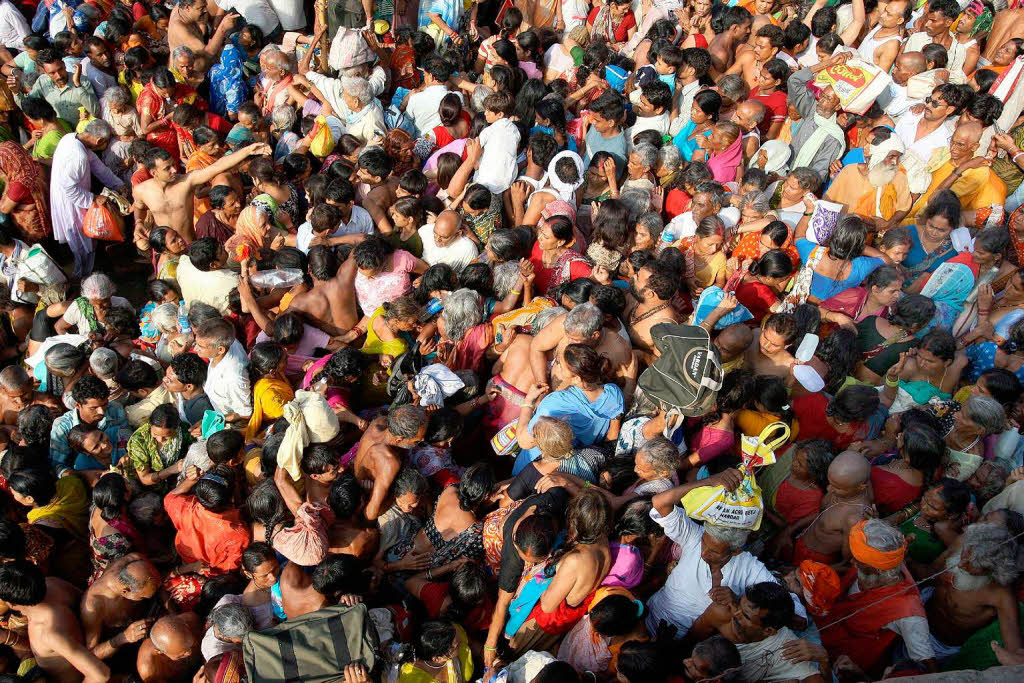 Tausende Inder verfolgten die Sonnenfinsternis in Varanasi.