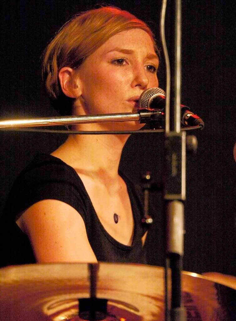 Singen und gleichzeitig Drums spielen: Lena Trommersdorf