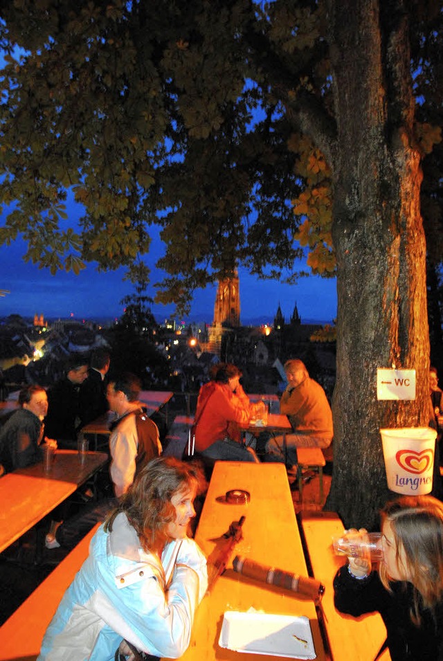 Plaudern, Essen und Tanzen mit Ausblic...7;s beim Freiburger Schlossbergfest.    | Foto: Michael Bamberger