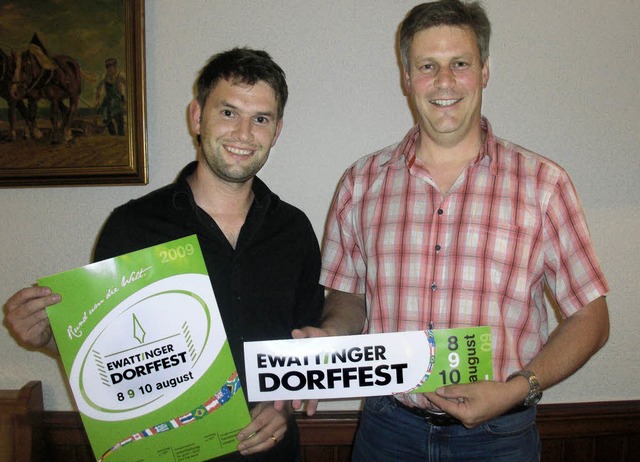 Alexander Bock (links) zeigt das von i...mit Cheforganisator Bernhard Kienzle.   | Foto: lr