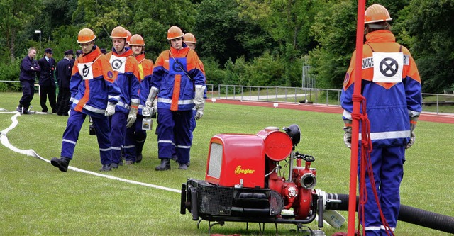 Die jungen Feuerwehrleute   bei der Leistungsprfung.    | Foto: Sandra Decoux-Kone