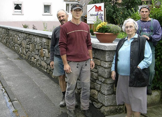 Die drei Handwerker der  Firma Schmied...eder, Klara Linne und Alexander Gudi.   | Foto: Kurt Meier