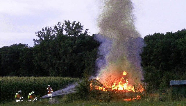 Auch der schnelle Einsatz der Feuerweh...g  eines Wohnwagens nicht verhindern.   | Foto: Polizei