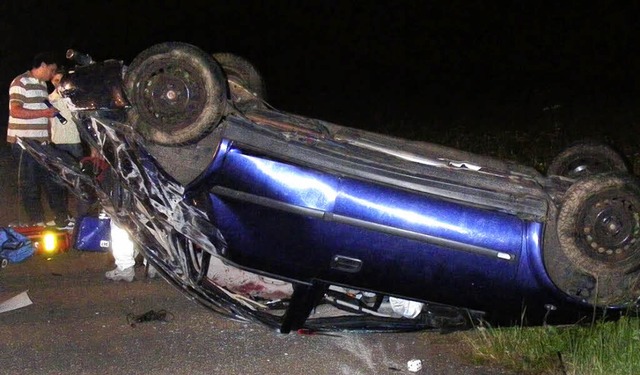 Lebensgefhrliche Verletzungen haben s...hrigen Fahrers mehrfach berschlagen.   | Foto: polizei