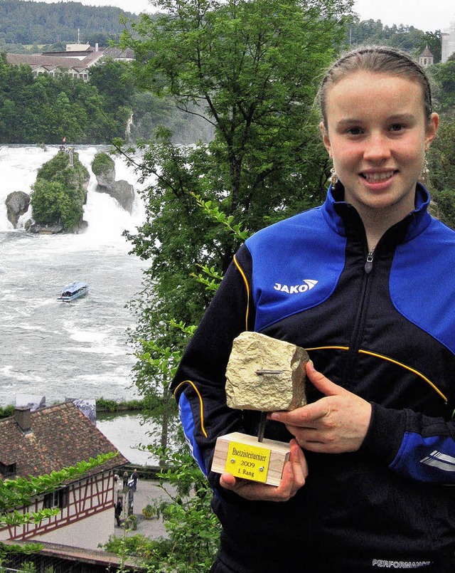 Lena  Herrlich  mit ihrem  &#8222;Bsetzi-Stei  &#8220;am Rheinfall  | Foto: Hubert Bleyer