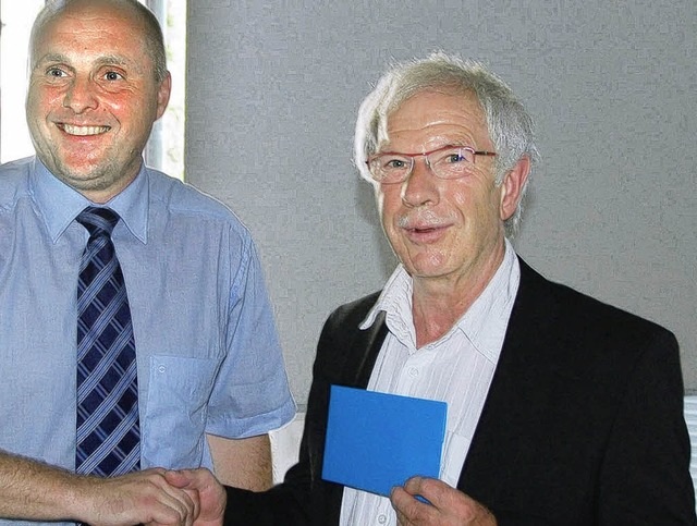 Karl-Heinz Ruder (rechts) wird von Obe...tterer in den Ruhestand verabschiedet.  | Foto: marius alexander