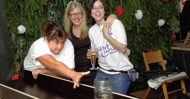 Ingrid Hillbrecht beim Bierkrugschieben in Wieden   | Foto: Karin Maier