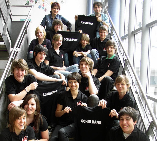 Die Schulband mit ihren neuen Polohemden.   | Foto: Schule