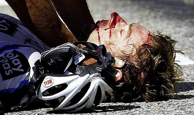 Schrecksekunde: Der schwer verletzte J...oigt nach seinem verheerenden Sturz.    | Foto: dpa