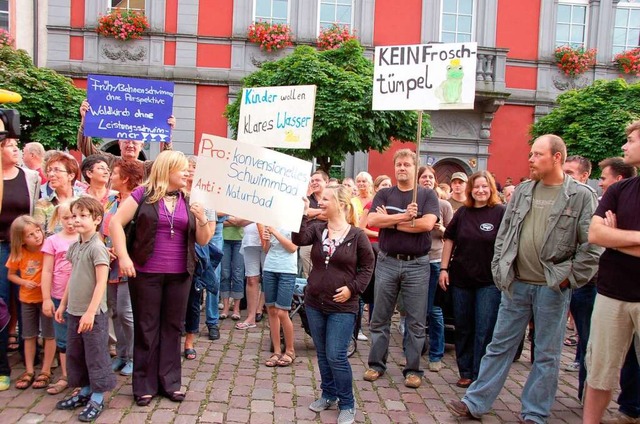 Mehrere Hundert Menschen demonstrierte... ein konventionelles Bad in Waldkirch.  | Foto: Bernd Fackler