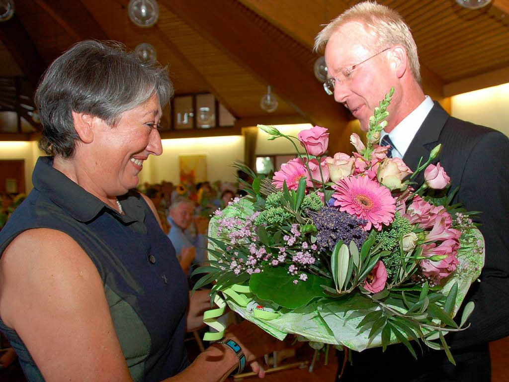 Blumen gab es fr Mechthild Isaak von Jrg Kindel im Namen der VG Hexental.