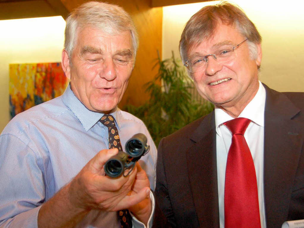 Andreas Schonhardt berreichte im Namen der CDU Merzhausen ein Fernglas.