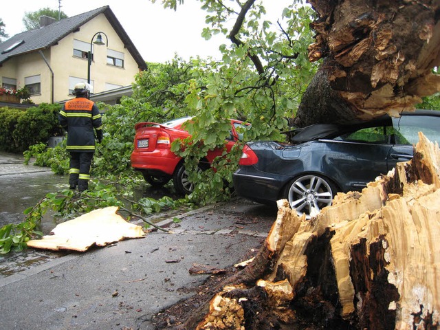 Im Offenburger Ortsteil Zell-Weierbach...endes Auto sowie ein geparktes Cabrio.  | Foto: Helmut Seller