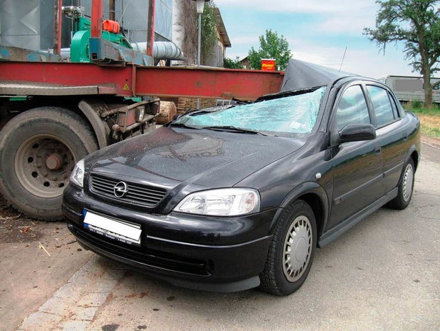 Voll erwischt: Das Auto fuhr auf den stehenden Lastwagen auf.  | Foto: Polizei