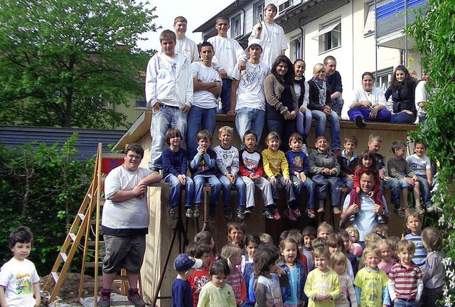 Die kleinen und groen Baumeister vor ihrem Haus, das im Kindergarten steht.   | Foto: Privat