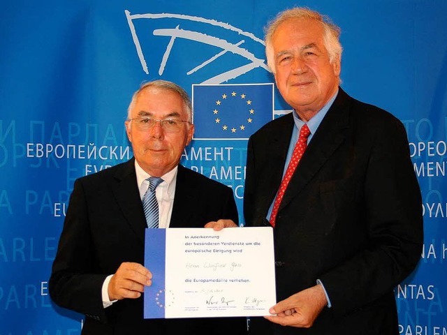 Winfried Gass (links) wird von Karl vo...u zum Europer des Jahres 2009 ernannt  | Foto: BZ