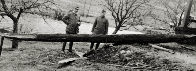 Der Einbaum vor dem Schuppen des Seehofs (links Forstrat Walli).   | Foto: Archivfoto: Plattenarchiv Regierungsprsidium