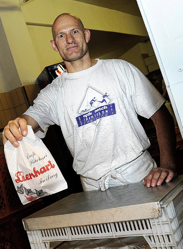 Bernd Lienhart verkauft nachts frische Croissants.  | Foto: Rita Eggsten