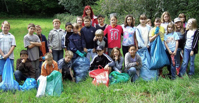 Die Klasse 4b der Rheinschule in Neuen... Menge Mll  am Wuhrloch  gesammelt.    | Foto: Privat