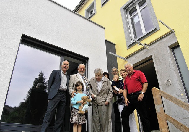 Gruppenbild vor dem sanierten Haus: Ch...uherrin Monika Fey und Opa Lothar Fey   | Foto: Haberer