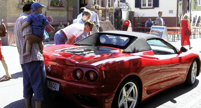 Ferraris treffen sich am Wochenende im...werbeschau in Herbolzheim betrachten.   | Foto: Archivfoto: Ruth Seitz