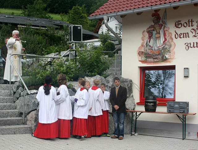 Pfarrer Klaus Frey weihte das neue Feu...enden Festgottesdienst mit Prozession.  | Foto: Gerda Oswald