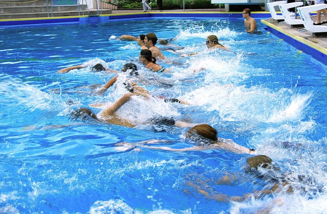 Leistungsbereit und ehrgeizig zeigten ...ns Wasser, um 1000 Meter zu schwimmen.  | Foto: hans-jochen voigt