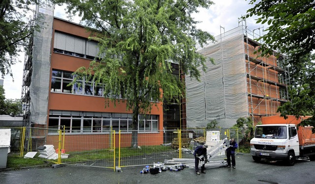 An der Vigelius-Schule in Haslach werden in den Ferien Fassaden gedmmt.  | Foto: thomas kunz