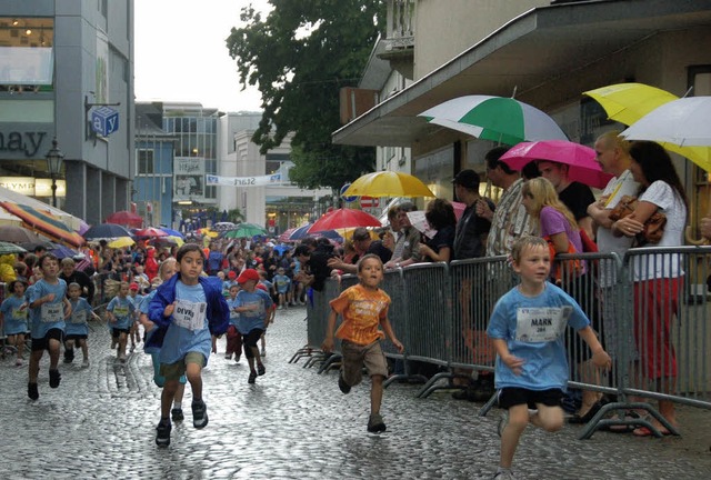 Die kleinsten Lufer waren auch beim f...ad Sckinger Altstadtlauf die ersten.   | Foto: Heike Armbruster