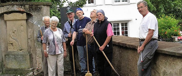 Die Helfer um Elisabeth Gntert-Leber,...Roth-Denkmal in Eimeldingen das Efeu.   | Foto: privat