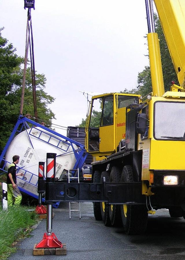 Ein mit 24 Tonnen Flssigkleber umgeki...Lkw musst am Sdring geborgen werden.   | Foto: Polizei