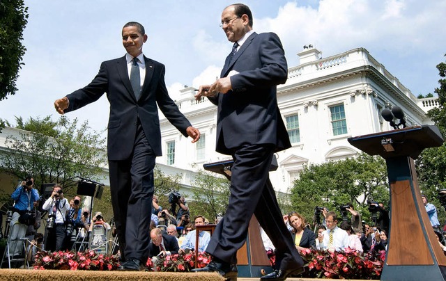 Hier entlang, bitte: Barack Obama (lin...liki im Rosengarten des Weien Hauses   | Foto: AFP