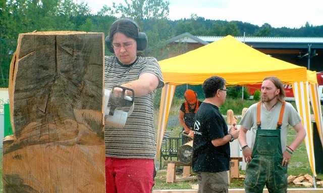 Mit der Kettensge bearbeitet Susanne ...hre figrliche Skulptur entstehen soll  | Foto: Roswitha Frey