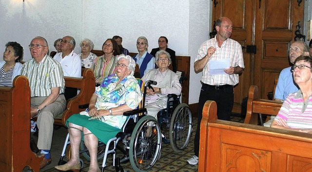 August Gatti betrachtet mit den Besuch... Laurentius-Kapelle  im Altenzentrum.   | Foto: Regina Folkerts