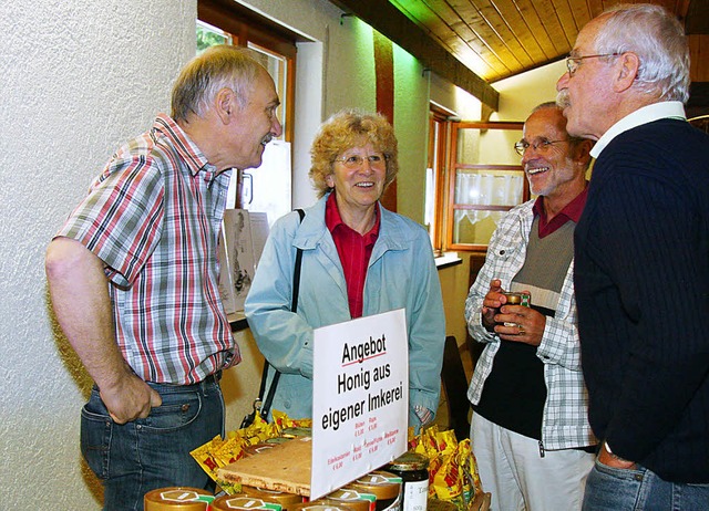 Der Vorsitzende Karl-Heinz Bauer und d...m  Jubilum  des Bezirks-Imkervereins   | Foto: dec