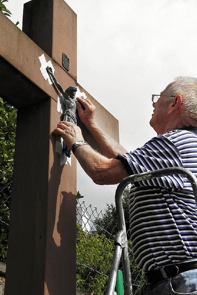 Wenn auch  kleiner als das Original: S...fred Lauber legte dafr mit Hand an.    | Foto: schopferer