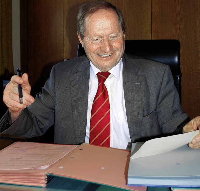 Aktenberge bis zur letzten Minute: Hermann Jger   ganz in seinem Element  | Foto: Sylvia-Karina Jahn