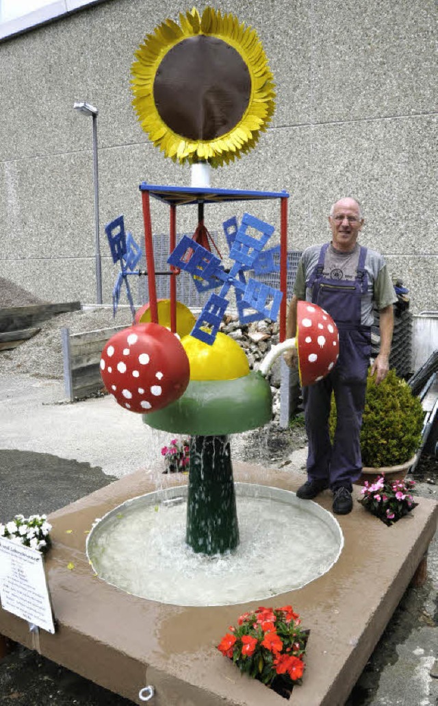 Werner Frey mit seinem &#8222;Glcksbrunnen&#8220;   | Foto: Zimmermann-Drkop