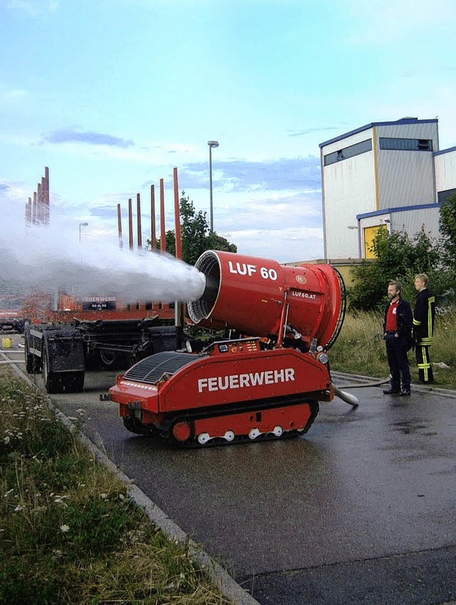 Lschen per Roboter:  Feuerwehrleute a...kamen demonstriert, was mglich ist .   | Foto: Bertsche