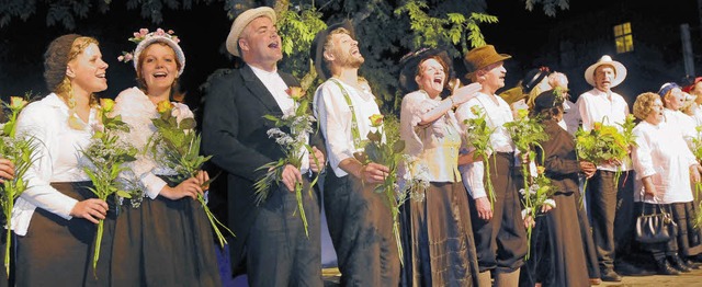 Fr das Ensemble des Hfinger Sommerth...napp Blumen an die Akteure verteilt.    | Foto: Sigwart