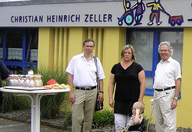 Illustrator Ulli Wunsch, Kindergartenl...d Manfred Nafe und vor dem neuen Logo.  | Foto: Susanne von Appen