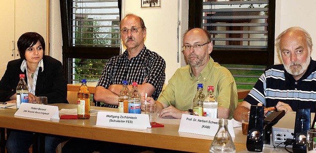 Podium mit (von links) Jana Zirra, Hub...gang Zschmisch und Herbert Schweizer   | Foto: Paul Schleer